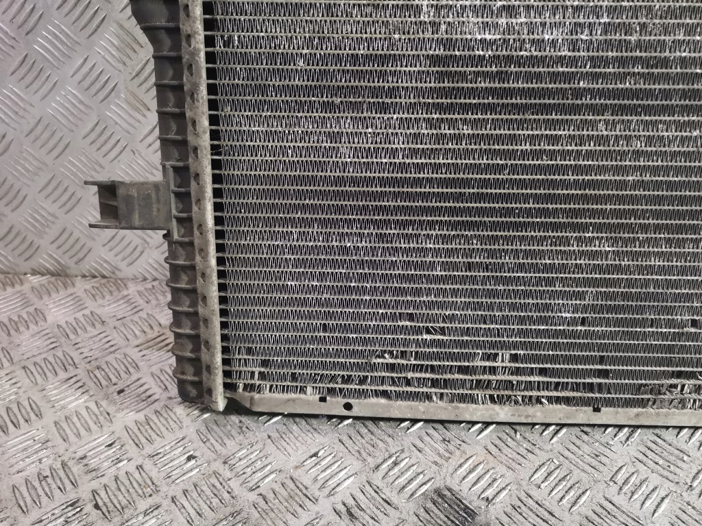 Купити Радіатор води mercedes vario a6685000102