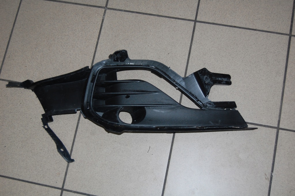 Купити Решітка права бампера hyundai i30 fastback fv