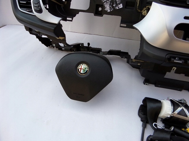 фото №4, Alfa romeo giulietta панель приладів подушка безпеки подушки безпеки ремені