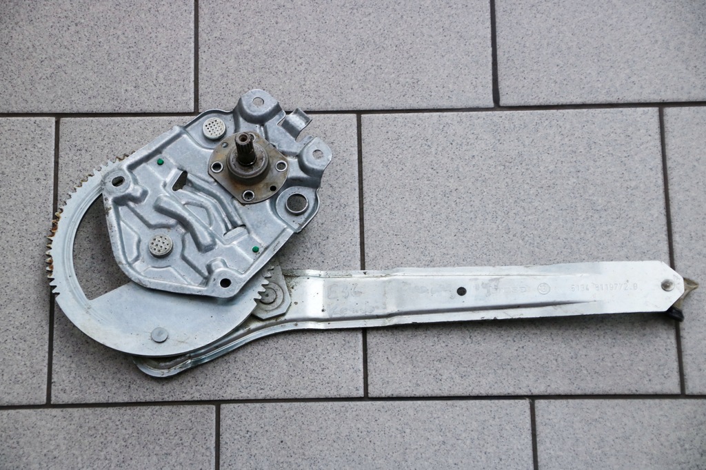 фото №1, Bmw e36 подъемник стекло правый задняя 8119772