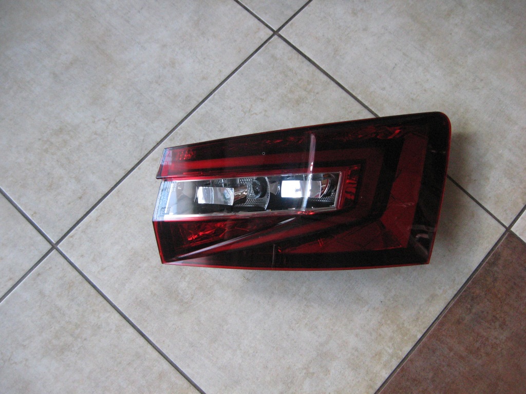 фото №1, Правая лампа задняя - led - skoda superb iii - kombi