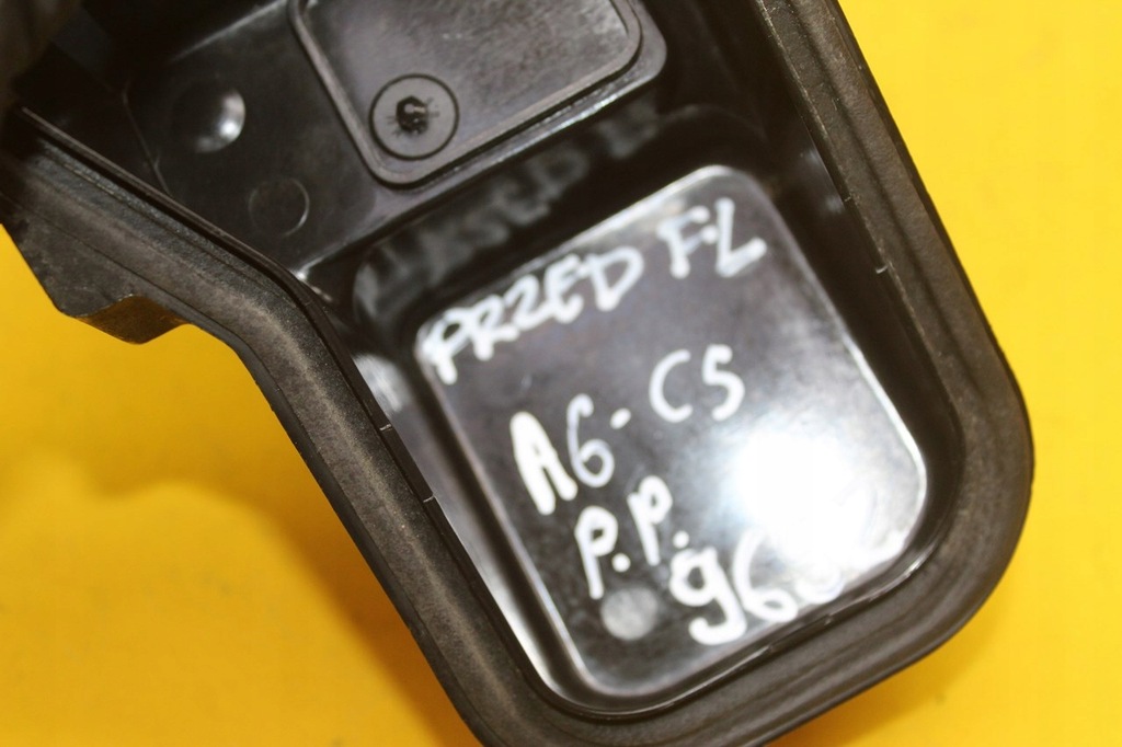 фото №7, Заглушка лампы правый перед audi a6 c5 153814-00