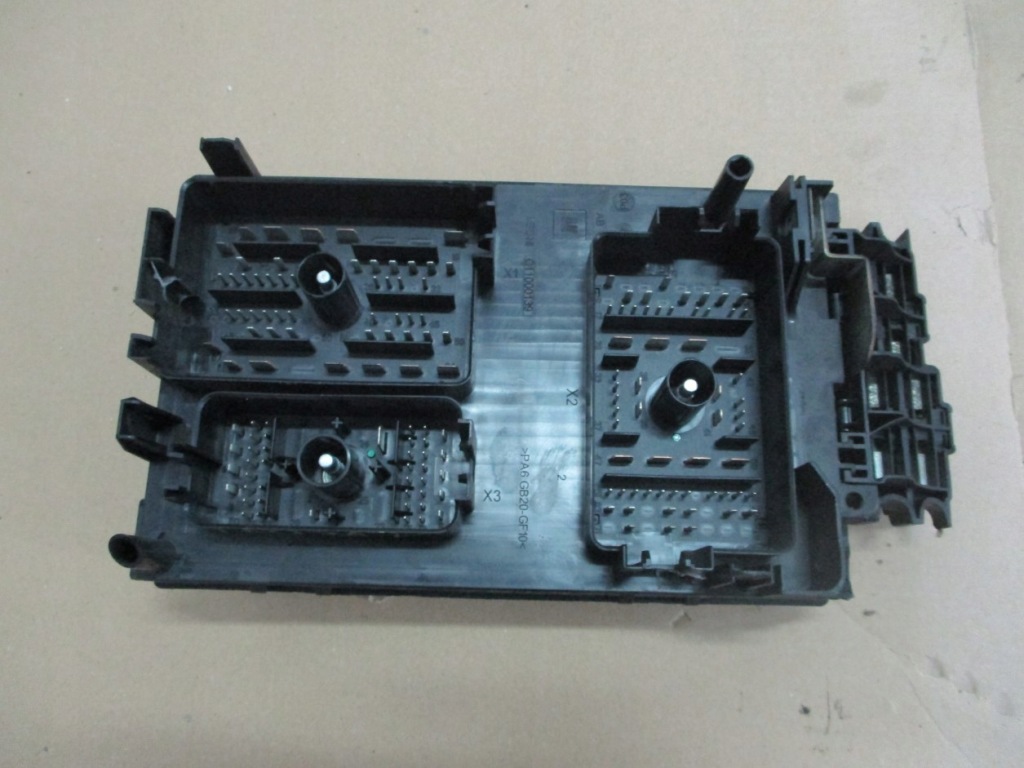 Купити Коробка запобіжників 13318781 astra iv j