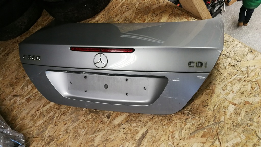 фото №1, Mercedes w211 крышка багажника задняя sedan серебристая