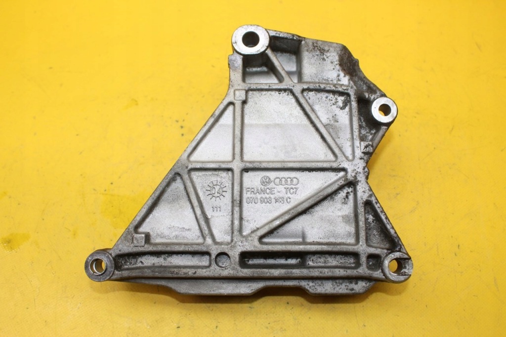 Кронштейн основание генератора vw t5 2.5 tdi 070903143c в Украине
