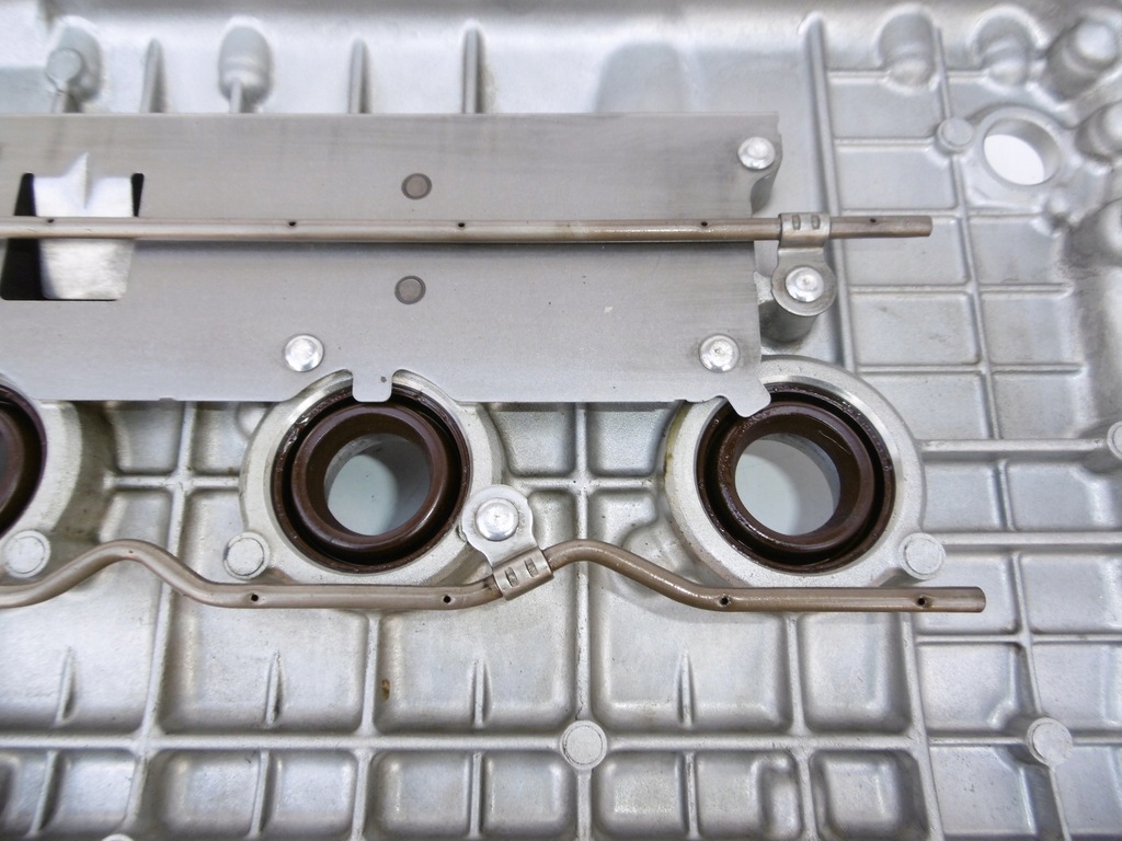 фото №8, Крышка клапанов toyota prius auris 1.8 гибрид