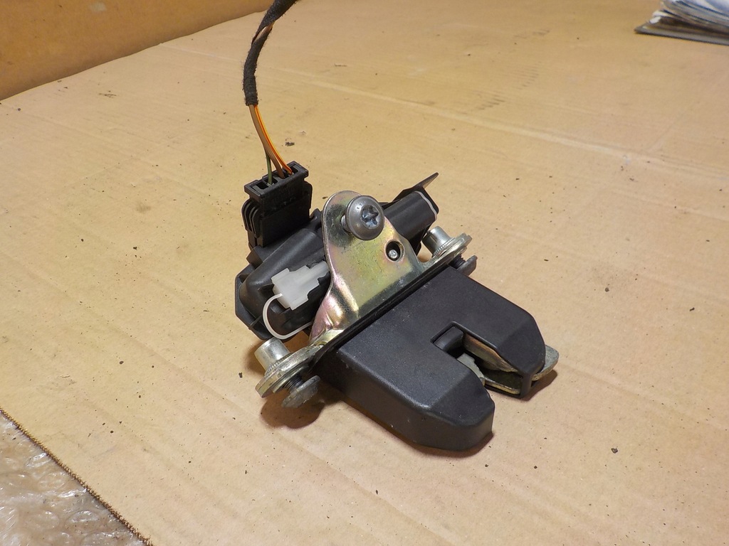 фото №5, Skoda fabia ii kombi замок крышки задняя 5j0827501b