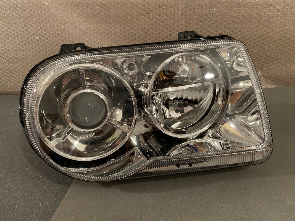 фото №1, Chrysler 300c права лампа ксенон