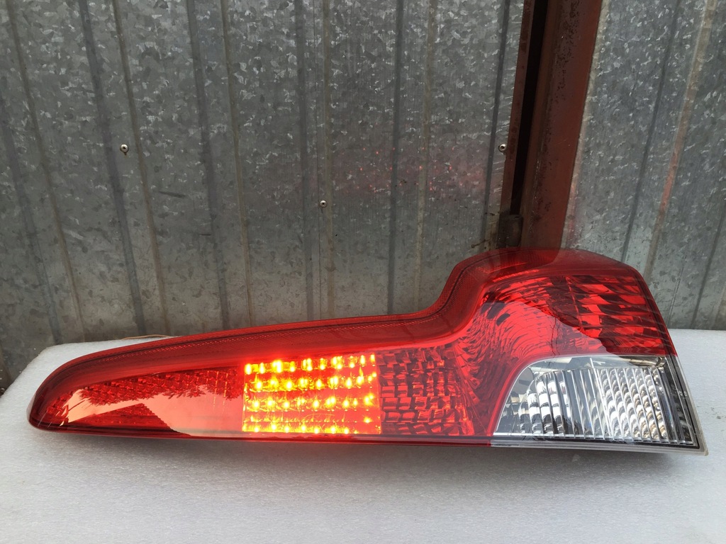 фото №1, Volvo v50 lift kombi led правая лампа задняя 07-12