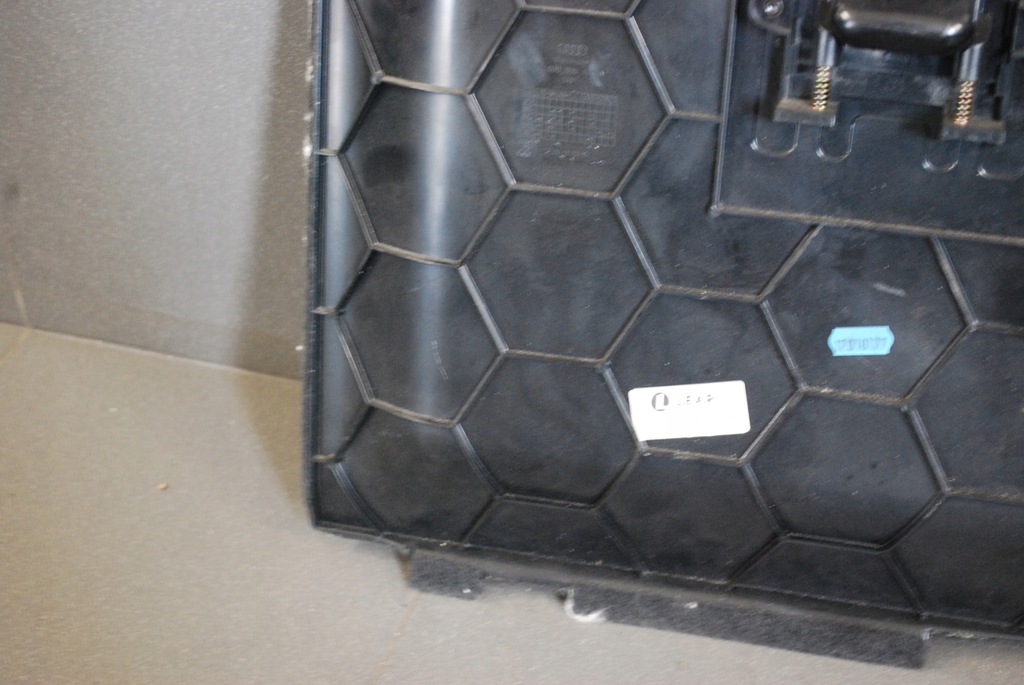 фото №8, Обшивка багажника защита audi a8 d2 4d0863475a