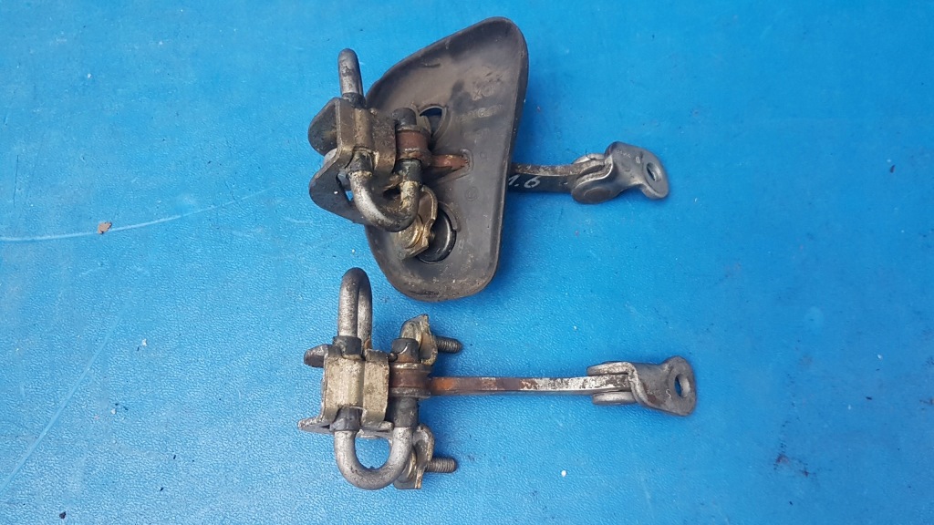 фото №1, Ограничитель дверь задняя alfa romeo 147 5d идеальное состояние !