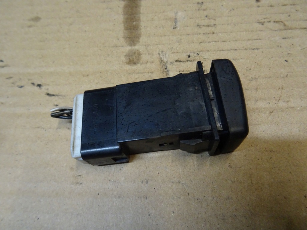 фото №2, Daihatsu rocky перемикач підігрів скло задня 92r