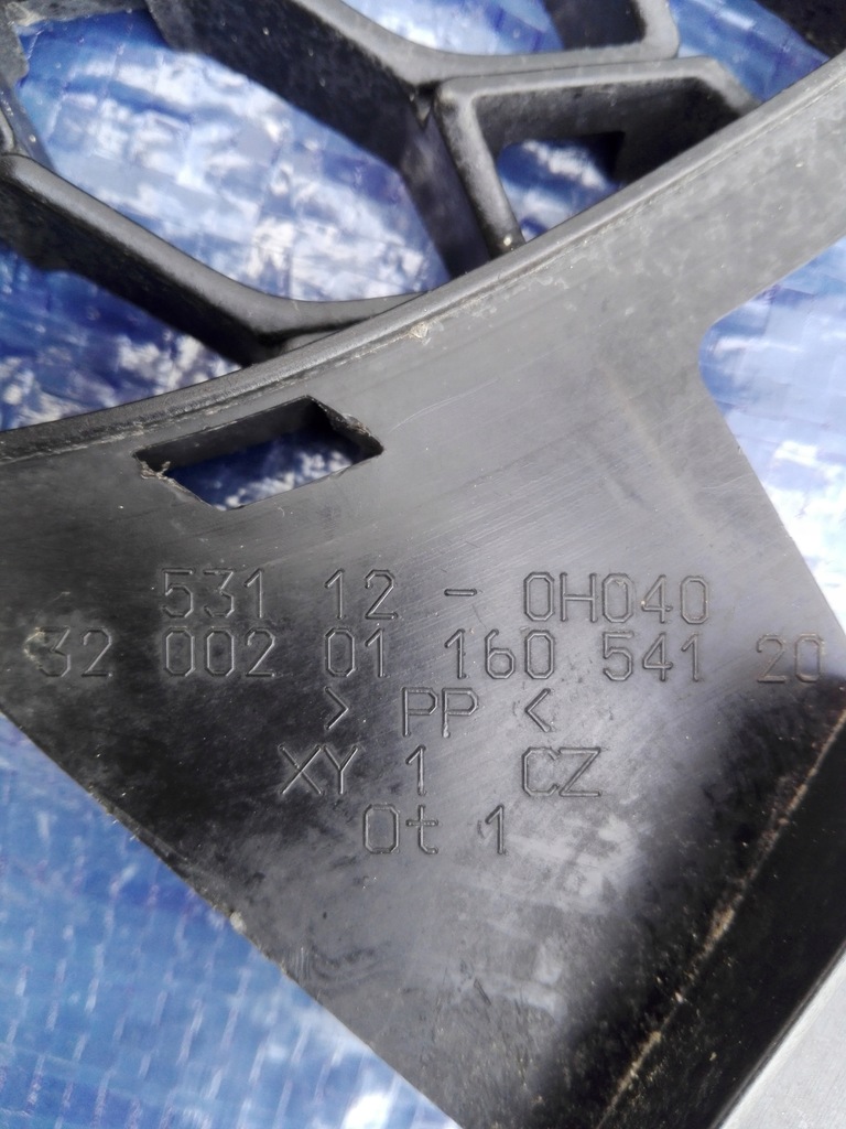 фото №8, Toyota aygo lift 09- решётка средняя w бампер