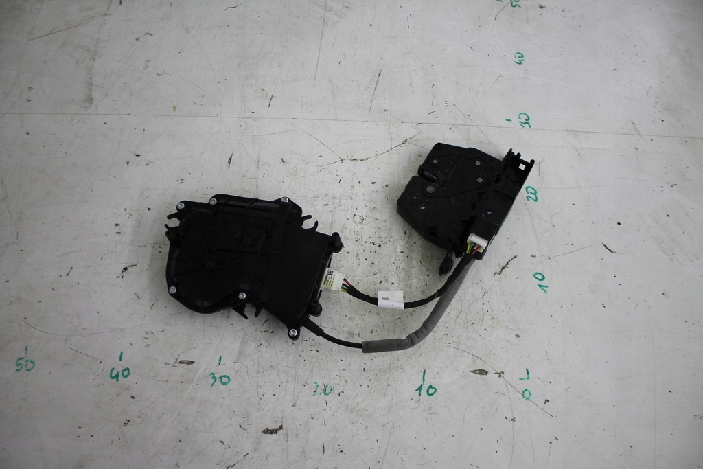 фото №1, Доводчик замка крышки багажника 7208371 bmw f11 f36