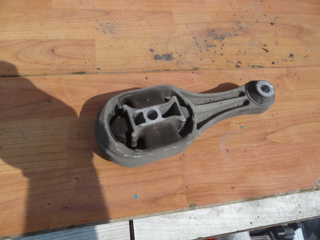 фото №1, Renault fluence 2010 1,6 16v кронштейн подушка двигуна