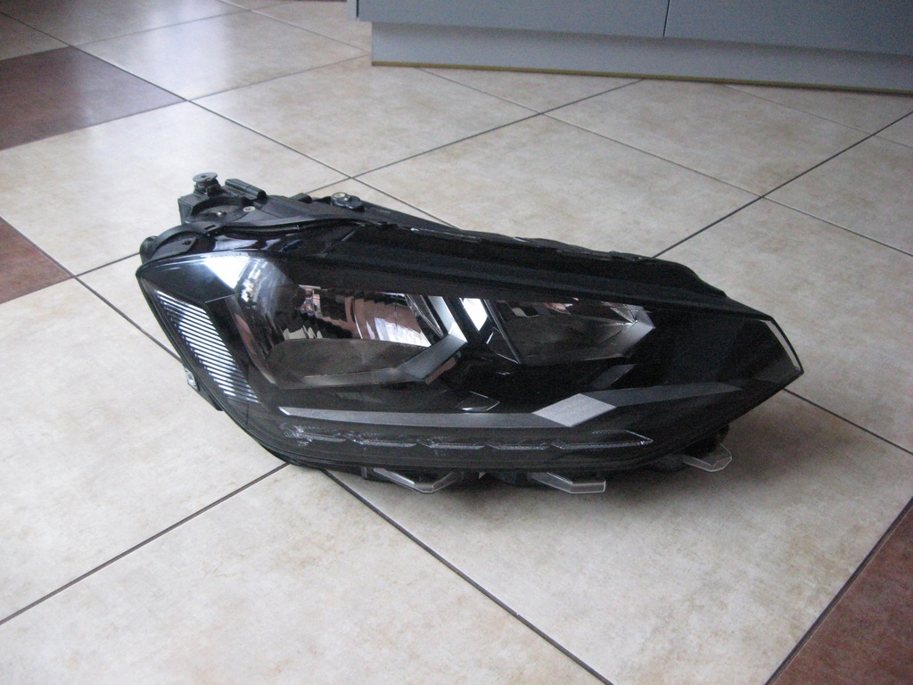 фото №1, Права лампа - звичайна - led - vw sportsvan - lift