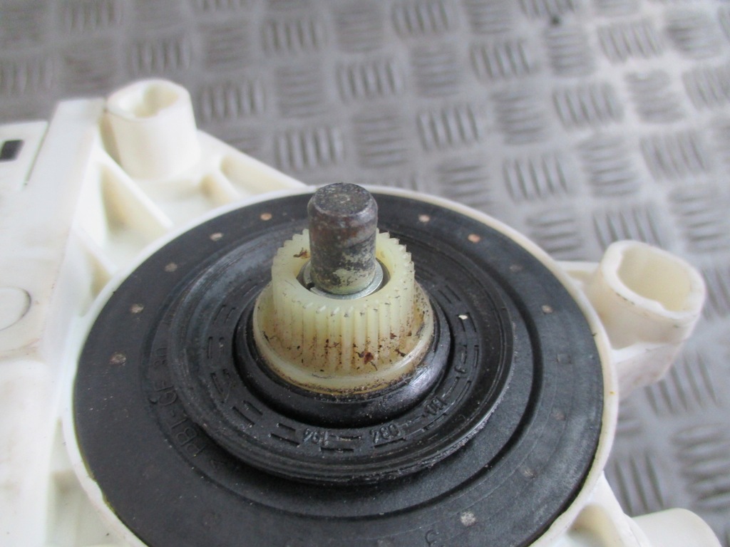 фото №5, Моторчик стекло правый перед peugeot 407 04-08r