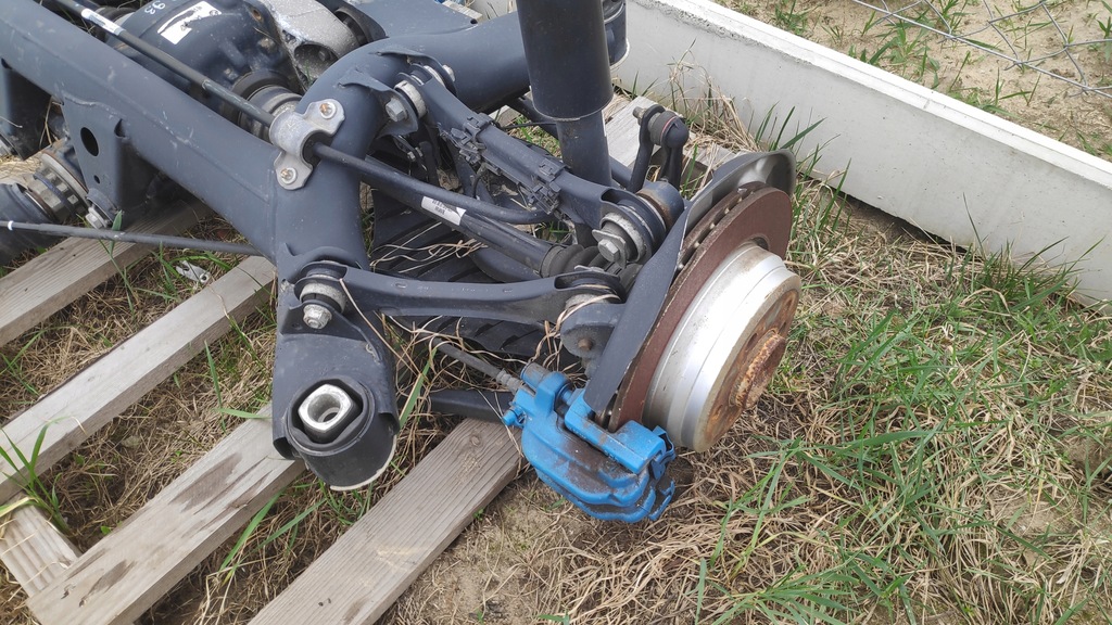 фото №1, Bmw f30 поворотный кулак рычаг амортизатор левый задняя