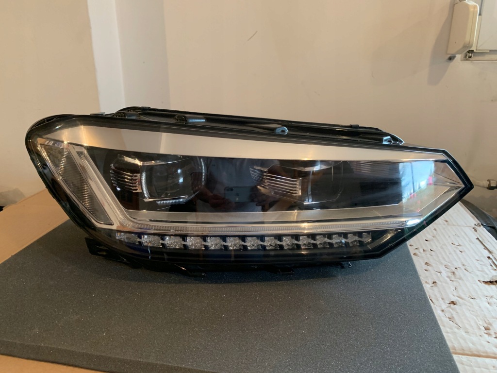 фото №1, Vw touran 5tb 15- права лампа full led