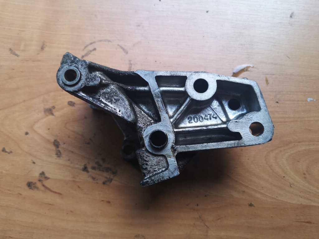 фото №1, Peugeot 406 3.0 v6 кронштейн насоса 200474