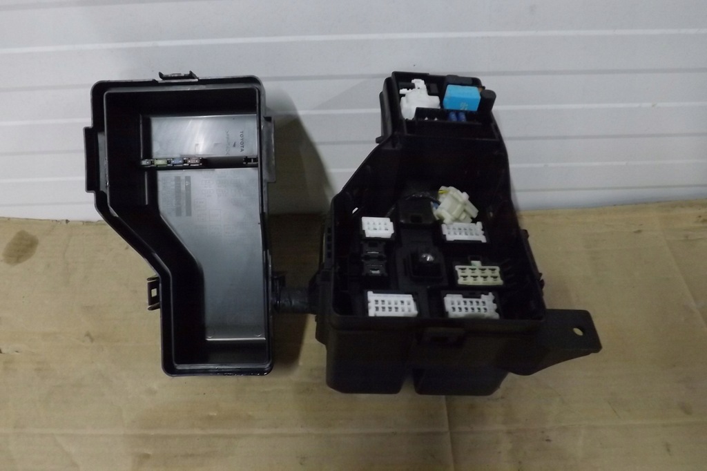 фото №1, Коробка запобіжників - toyota rav 4 ii 00-05r