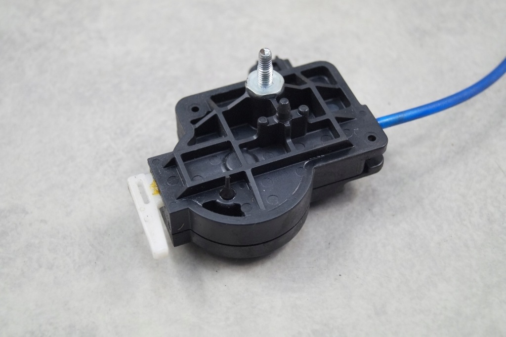 фото №3, Привод крышка заливной lexus is ii 05-10