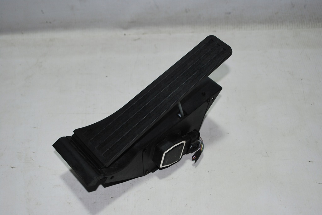 фото №1, Mercedes e-klasa w212 педаль газа