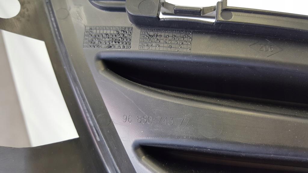 фото №8, Peugeot 207 lift решітка бампера перед 09-12r