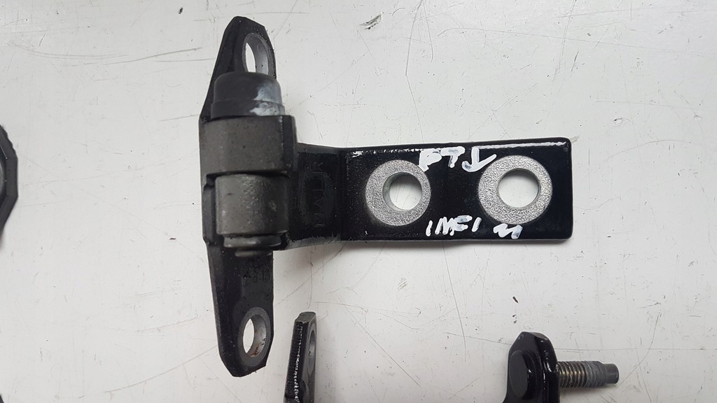 фото №1, Петля дверь правый задняя infiniti q70 m30 m35 m37