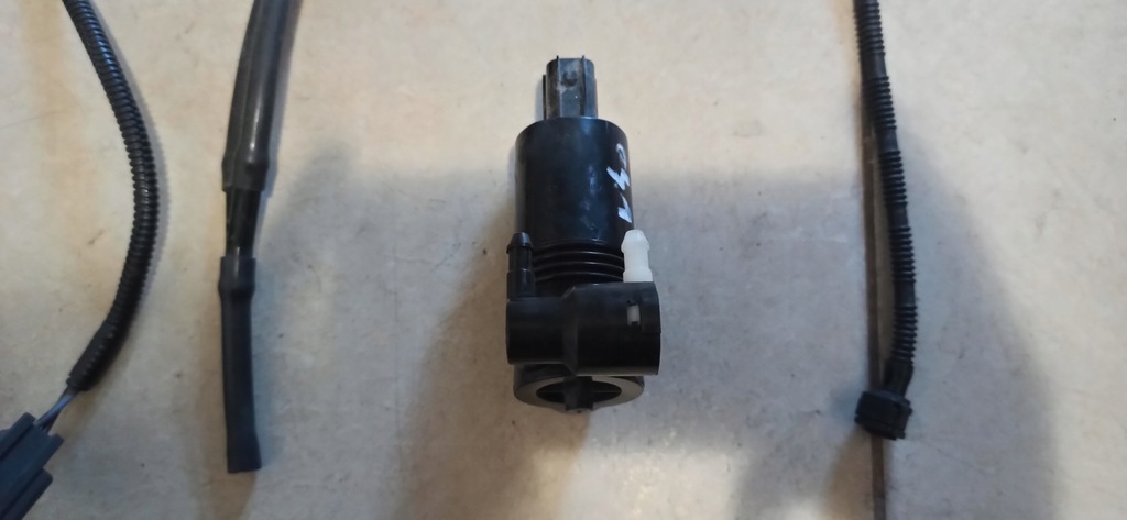 фото №1, Volvo v40 ii - помпа омывателя окон колодка