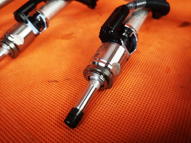 Volvo v40 2017 молдинг форсунки x4 комплект 31478606 / 31478555 Ціна