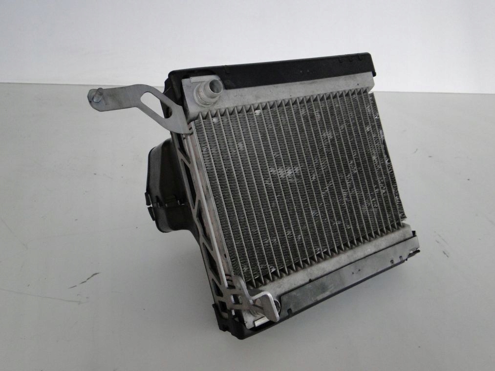 Mercedes cls w 218 63 amg радіатор води w підкрилок в Україні