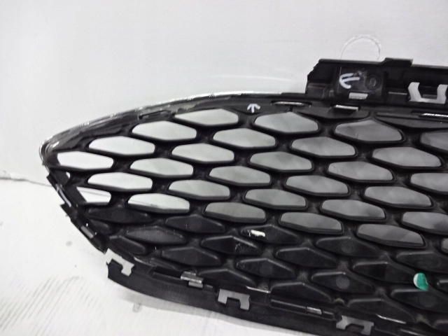 Решётка бампера средняя ford fiesta mk8 Недорого