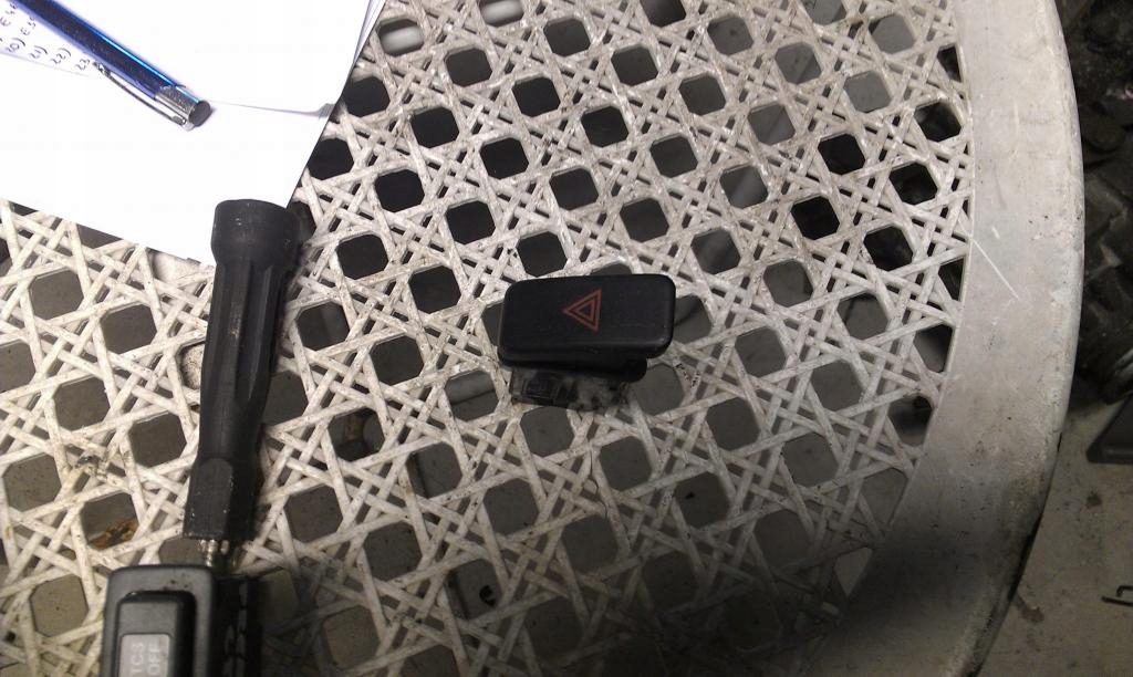 фото №1, Mazda premacy - выключатель аварийных