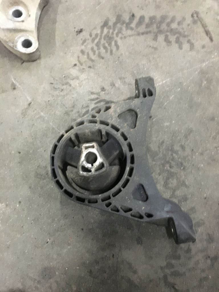 Купити Opel astra j iv 2.0 cdti кронштейн двигуна 13248575