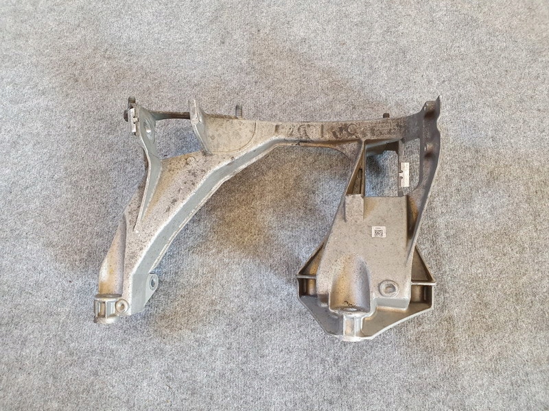 фото №1, Porsche 981 718 boxster cayman кронштейн подрамник задняя