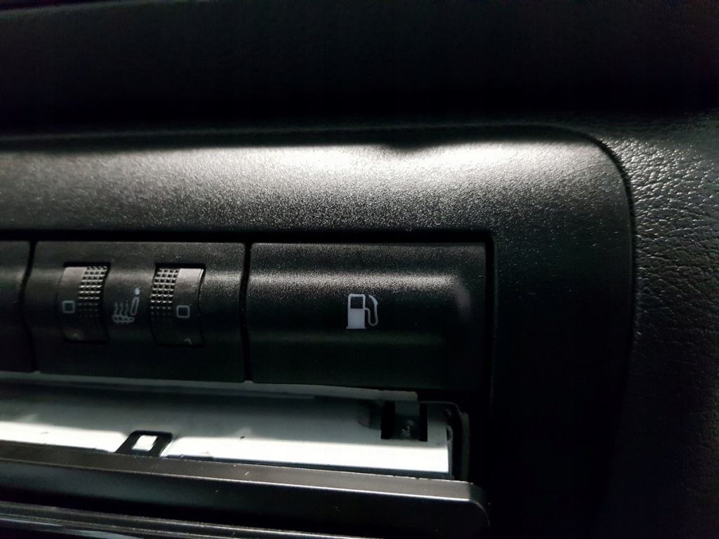 фото №1, Skoda octavia i вимикач otwieraniaklapki пального