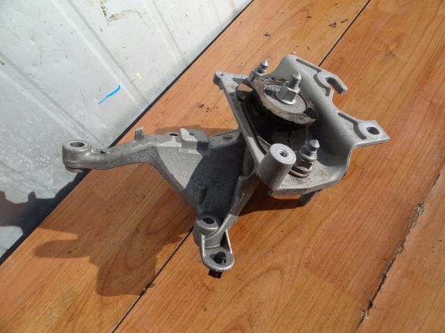 фото №1, Renault clio iv 2015 1,5 dci кронштейн подушка коробки