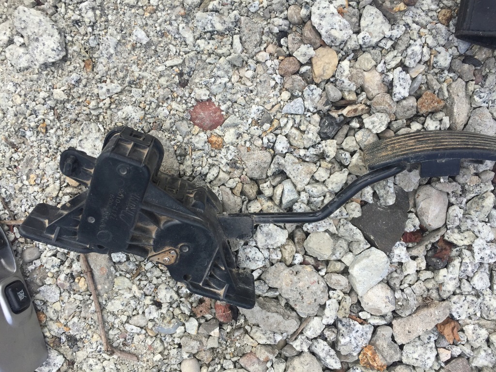 фото №1, Mitsubishi l200 2006- педаль газу