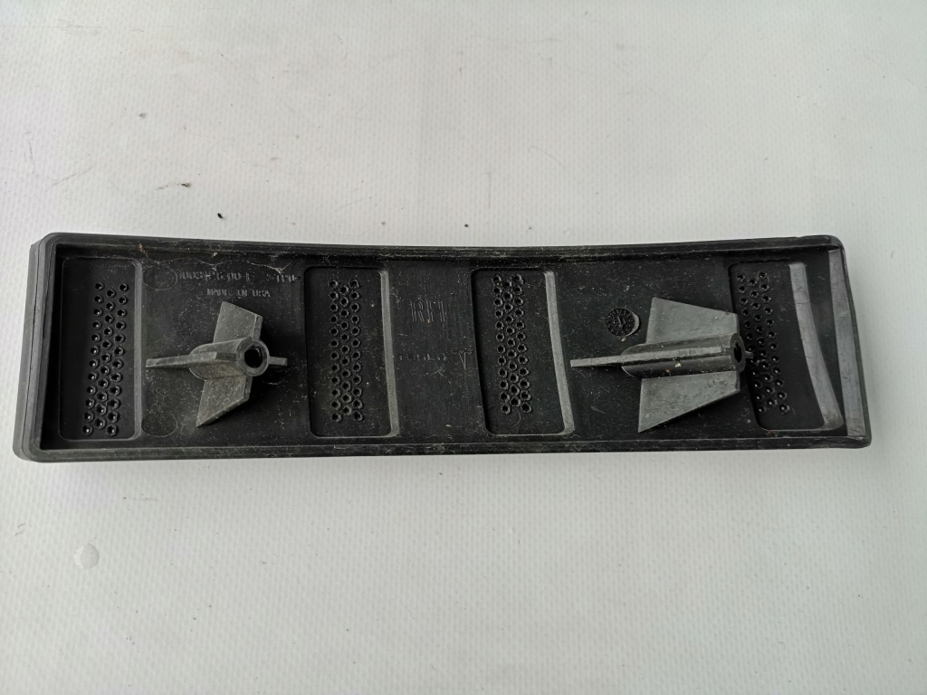 фото №1, Tesla model s- напрямна бампера передній правий