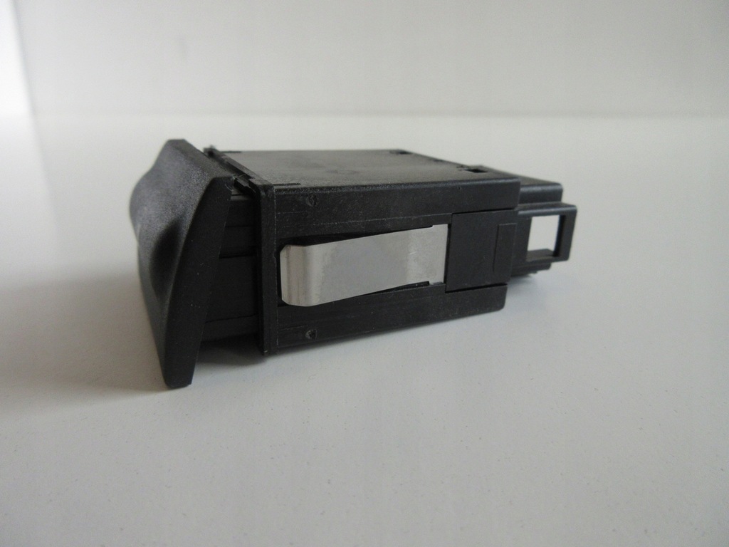 фото №9, Выключатель крышка топлива skoda octavia 1u0959833c