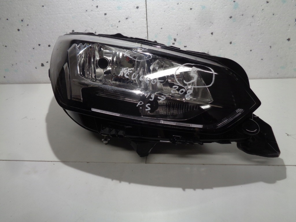 фото №1, Peugeot 208 2 ii 2019-лампа правая 9823193880