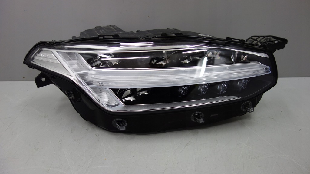 фото №1, Volvo xc90 лампа led права 31656991
