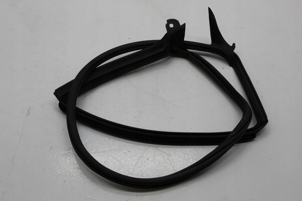 фото №1, Vw arteon прокладка дверь правый задняя 3g8868120r