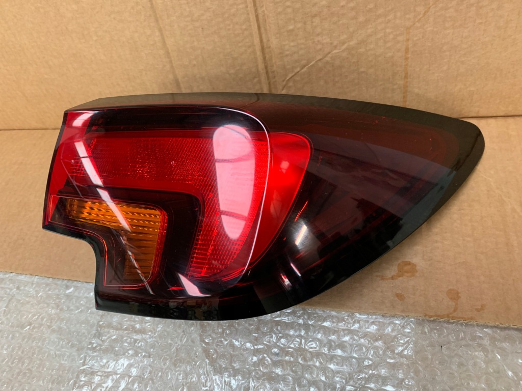 фото №1, Opel astra k v 5hb задня права лампа