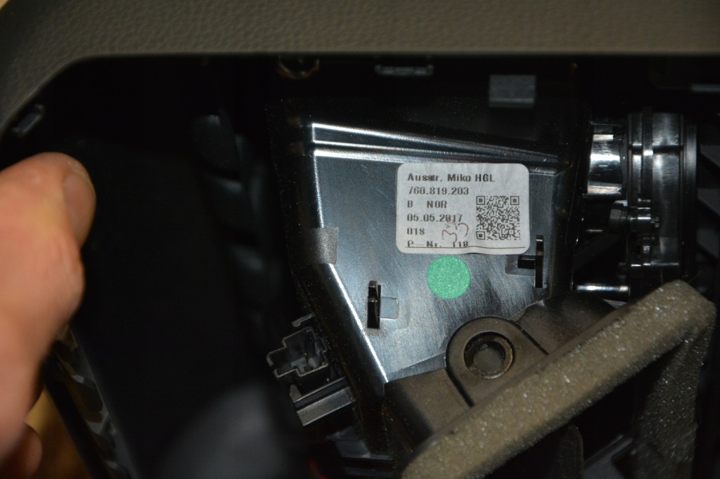 Решітка обдув середня задні vw touareg 3 760864299 Зі Шроту