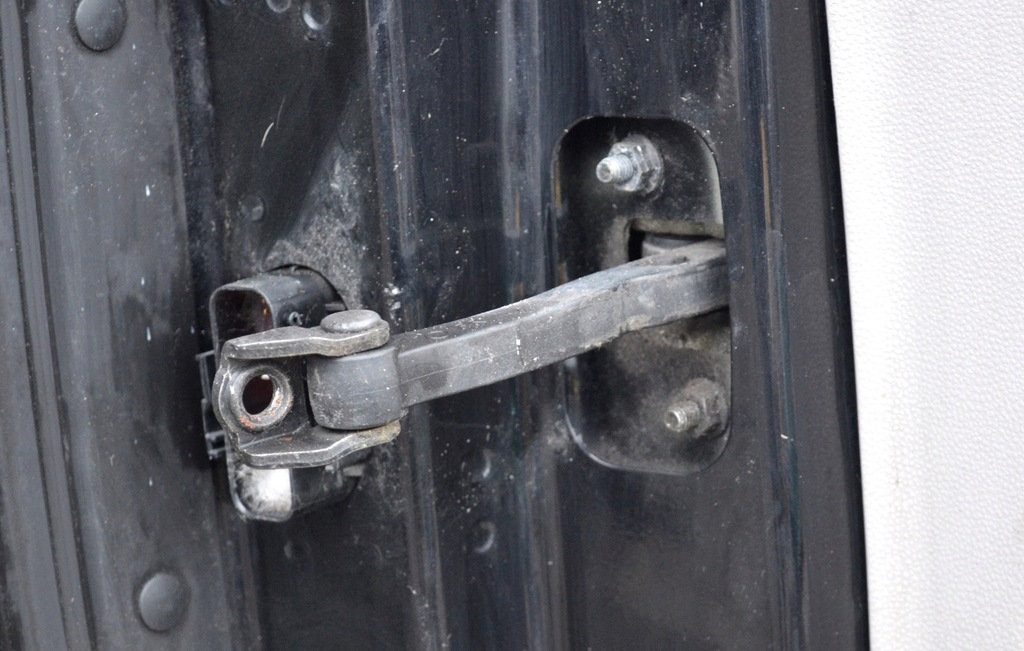 фото №1, Volvo v50 обмежувач двері правий перед