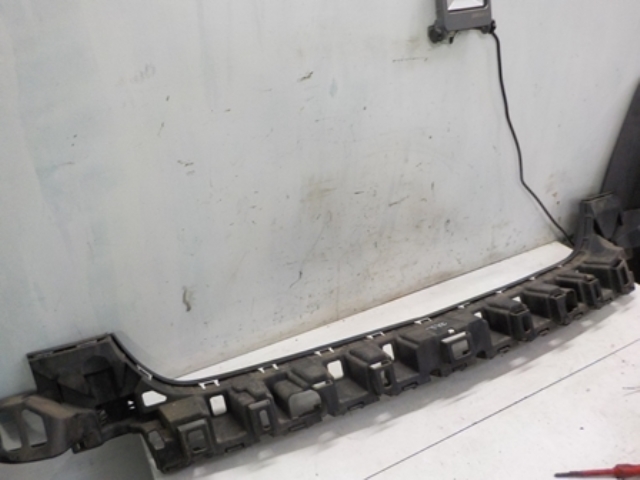 фото №1, Mercedes ml w164 направляющая бампера задняя