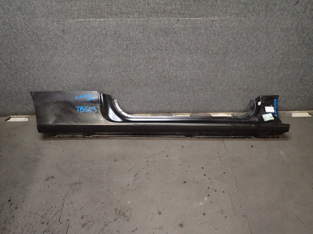 Купити Поріг правий ford fiesta mk8 3d