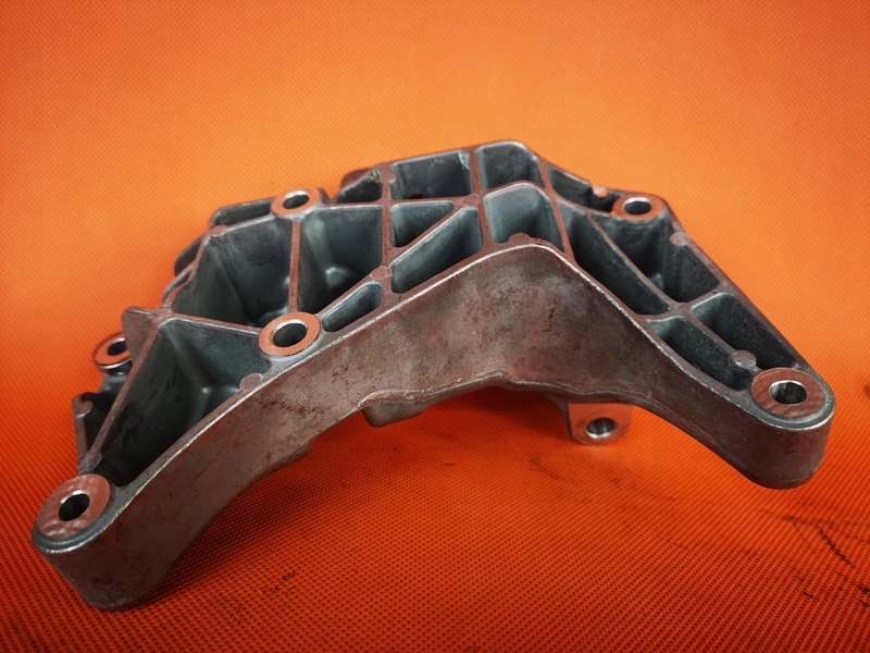 Купить Volvo v40 t3 кронштейн двигателя генератора 31430702